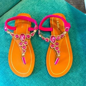 New Link sandals size 4